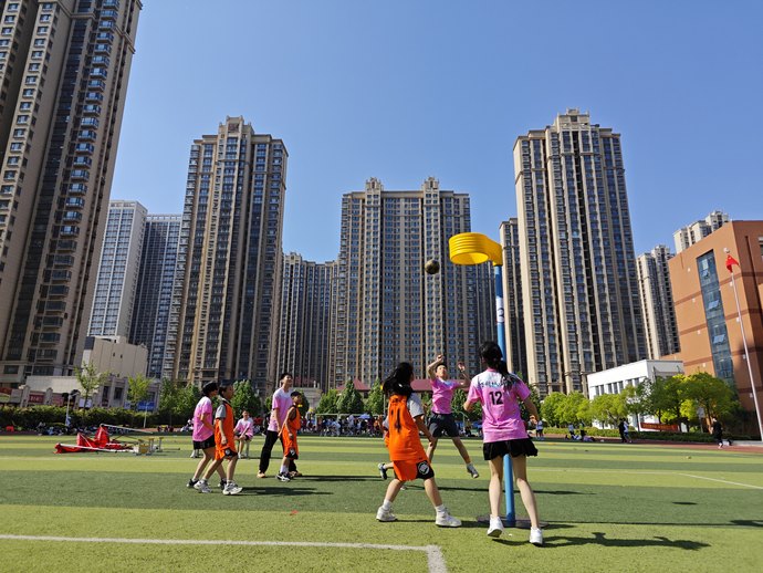 郑州日报客户端:万科城小学荷球小将赛场燃激情